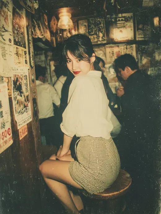 Photos of a Beautiful Woman Taken with a Flash in an Izakaya